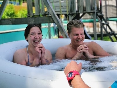 Eisbaden im Sommer mit coach und trainer Eisbaden im Sommer mit coach und trainer